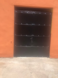 Puerta doble de metal de color negro