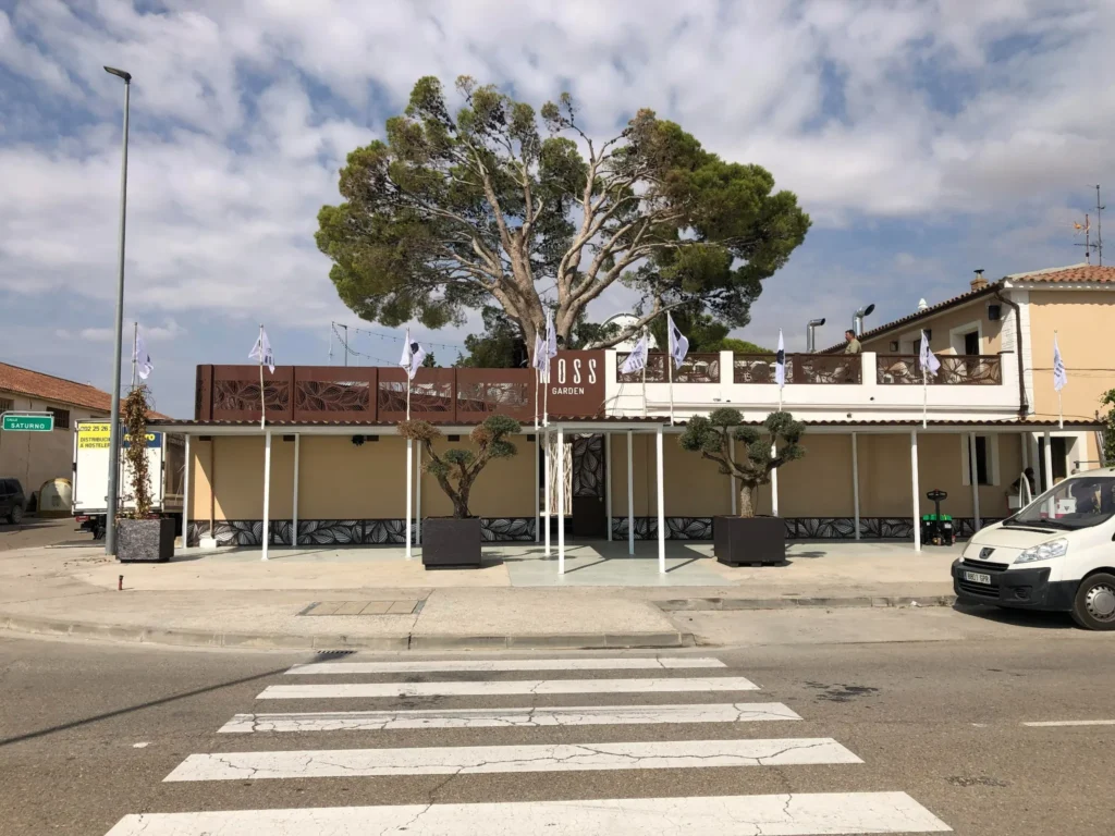 Fachada completa del restaurante Moss Garden con protecciones decorativas metálicas