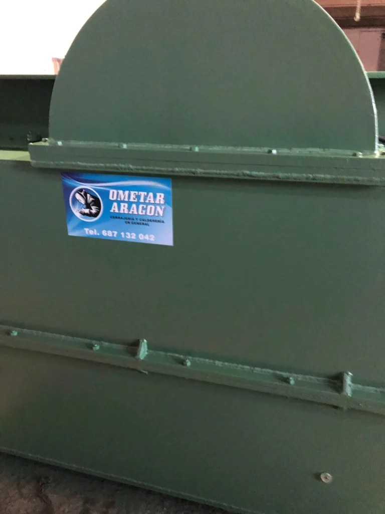 Detalle de una estructura metálica pintada de verde con logotipo de 'OMETAR ARAGÓN'